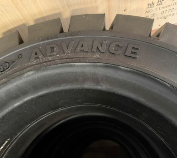 Lốp đặc 28x9-15 xe nâng ADVANCE