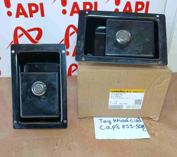Tay khóa cửa nắp ca pô xe xúc lật Lonking 50NC hàng chính hãng
